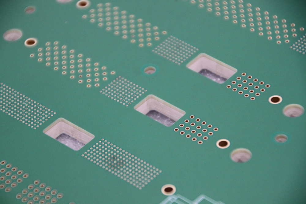 我们如何攻克10层及以上PCB的层压对准难题？